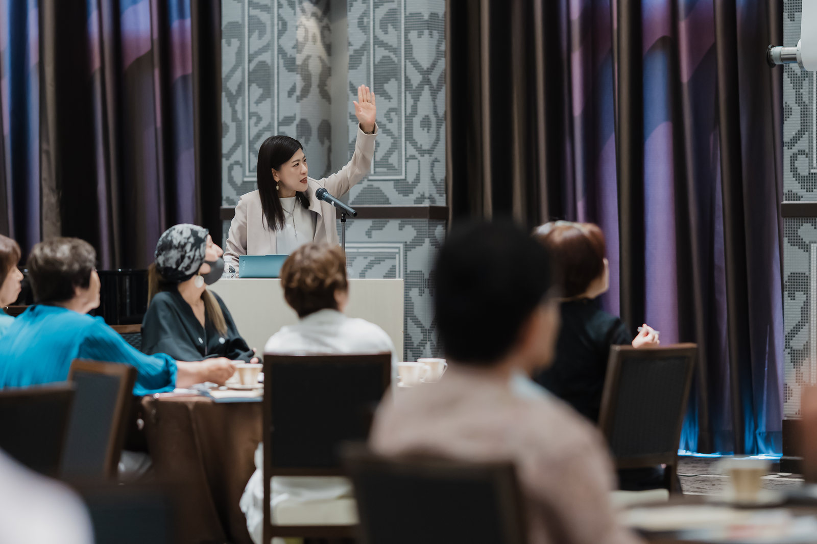 参加者に語りかける今井絵美さん