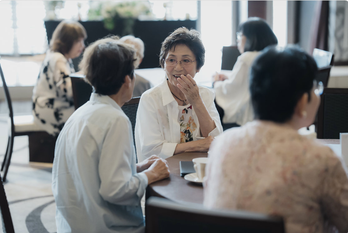 ランチ交流会で話す参加者たち